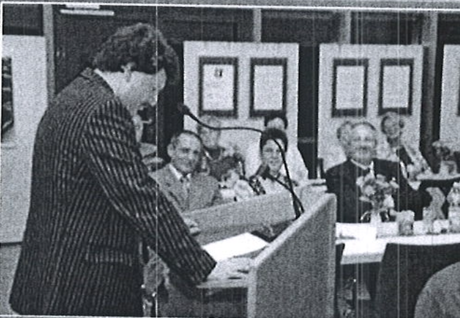 200 Jahre Ortsgeschichte auf 6,5 Metern: Das Gemeindearchiv Walbertsweiler und seine Schätze